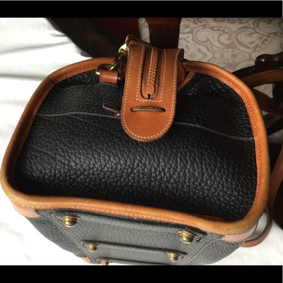 *SOLD* Dooney & Bourke AWL Large Satchel Shldr Bag Blk/Tn - Picture 7 of 16